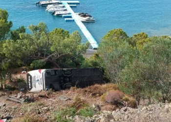 Yolcu otobüsü uçuruma yuvarlandı: 3 yaralı