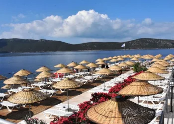 Şezlong ve şemsiyeler emeklilere ücretsiz