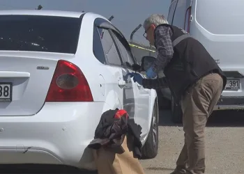 Park halindeki araçta ceset bulundu