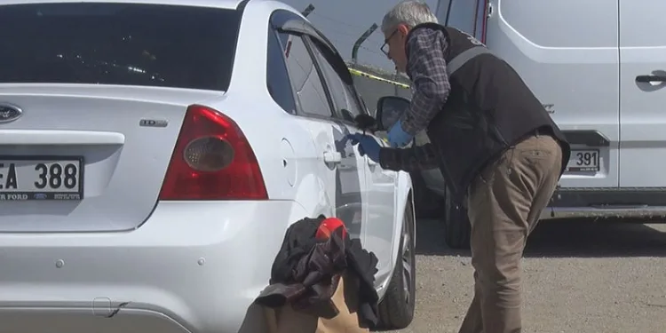 Park halindeki araçta ceset bulundu