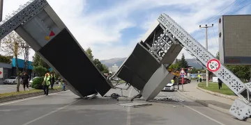 Yüzlerce aracın geçtiği yolda facia