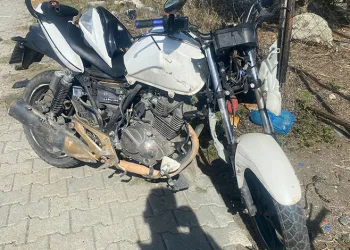 Motosikletle kamyonet çarpıştı, anne-oğul ağır yaralandı