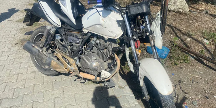 Motosikletle kamyonet çarpıştı, anne-oğul ağır yaralandı