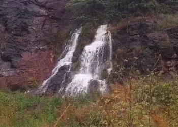 Sinop’ta yağış sonrası kayalıkta şelale oluştu