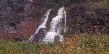 Sinop’ta yağış sonrası kayalıkta şelale oluştu