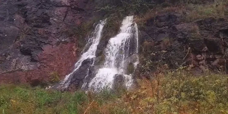 Sinop’ta yağış sonrası kayalıkta şelale oluştu