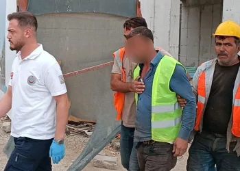 Boğazına demir parçası çarpan işçi yaralandı