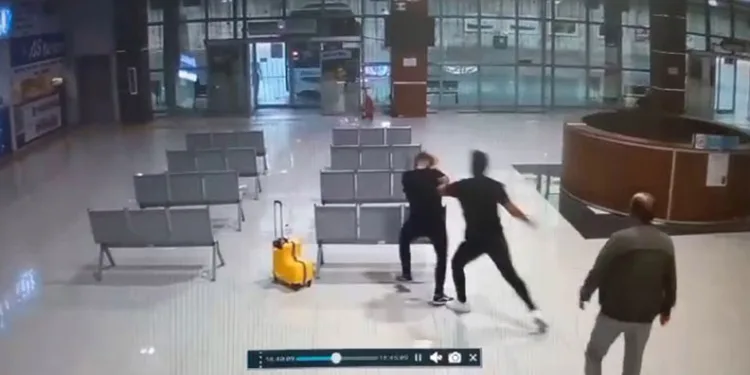 Belediye başkanı ve oğlu terminalde husumetlilerine saldırdı