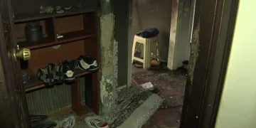 Evini yaktı, kedisini alıp kayıplara karıştı