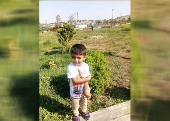 4 yaşındaki çocuk babasının kullandığı traktörün altında kaldı