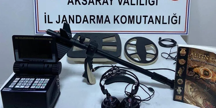 Kaçak kazı yapan defineciler suçüstü yakalandı