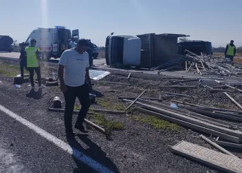 Konya’da lastiği patlayan kamyonet devrildi: 2 yaralı