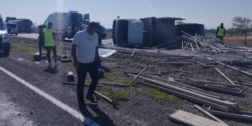 Konya’da lastiği patlayan kamyonet devrildi: 2 yaralı