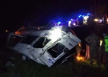 Minibüs şarampole devrildi: 13 yaralı