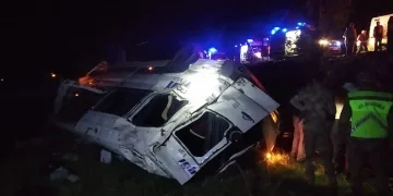 Minibüs şarampole devrildi: 13 yaralı