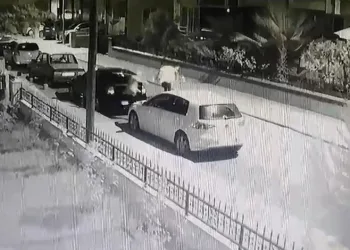 Genç kadına sokak ortasında bıçaklı saldırı