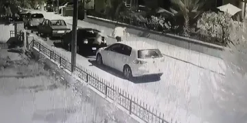 Genç kadına sokak ortasında bıçaklı saldırı
