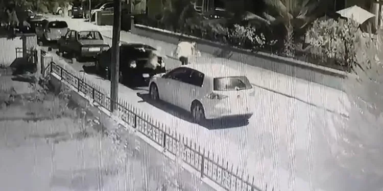 Genç kadına sokak ortasında bıçaklı saldırı