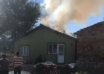 Eski kanepelerini yakmak isterken evi kül oldu