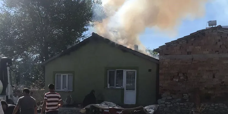 Eski kanepelerini yakmak isterken evi kül oldu