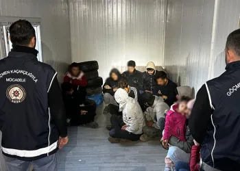 Dur ihtarına uymayan kamyonetten 13 kaçak göçmen çıktı
