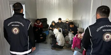 Dur ihtarına uymayan kamyonetten 13 kaçak göçmen çıktı