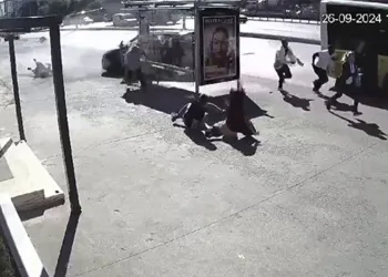 Lastiği patlayan otomobil kaldırımdaki yayaya çarpıp durağa daldı