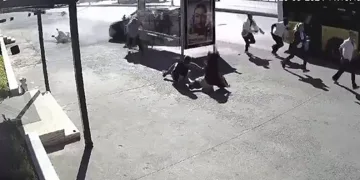 Lastiği patlayan otomobil kaldırımdaki yayaya çarpıp durağa daldı