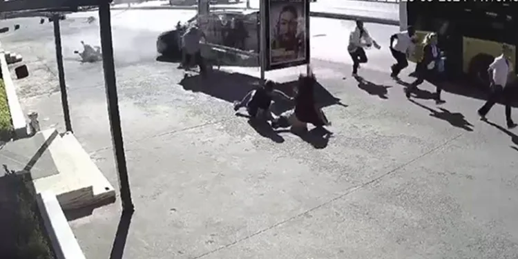 Lastiği patlayan otomobil kaldırımdaki yayaya çarpıp durağa daldı