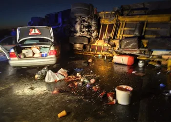 Devrilen tırın dorsesine çarpan otomobilde 1 kişi öldü, 3 kişi yaralandı