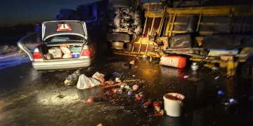 Devrilen tırın dorsesine çarpan otomobilde 1 kişi öldü, 3 kişi yaralandı