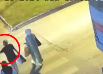 Yaya yolunda durması için el kaldırdığı otomobil çarptı