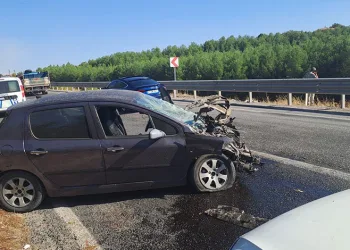 Hurdaya dönen araçtan sağ kurtuldular