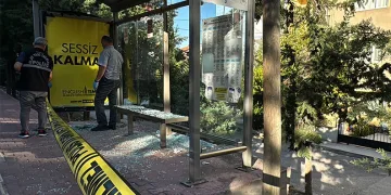 Durakta otobüs beklerken av tüfeği ile vuruldu