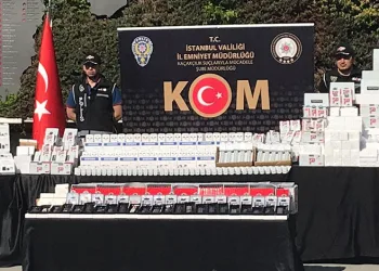 İstanbul’da bir depoda 150 milyon liralık kaçak cep telefonu aksesuarı ele geçirildi