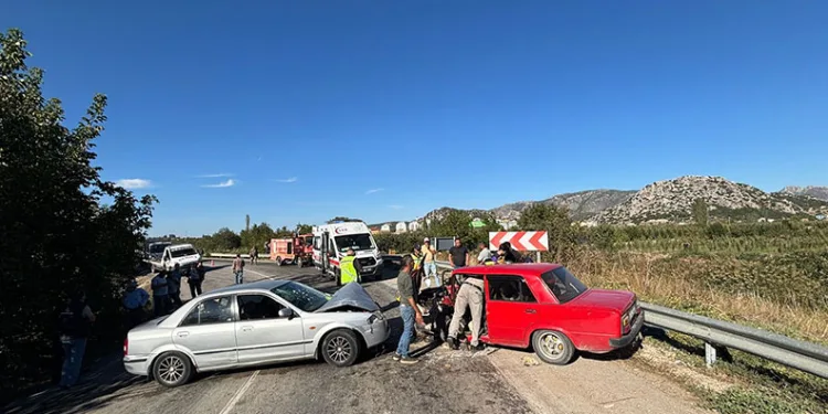 Isparta’da otomobiller kafa kafaya çarpıştı: 2 yaralı