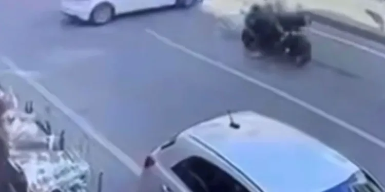 Batman’da motosiklet otomobile çarptı: 2 yaralı