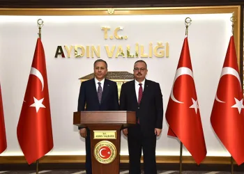 Bakan Yerlikaya’ya Aydın’da vatandaşlardan yoğun ilgi