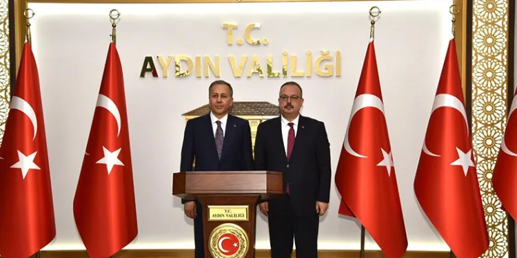 Bakan Yerlikaya’ya Aydın’da vatandaşlardan yoğun ilgi