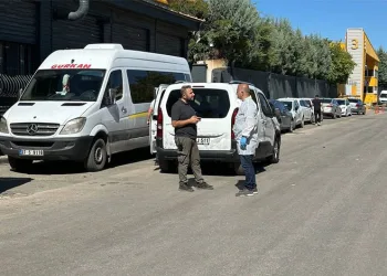 57 suç kaydı olan şahıs ve yanındakiler ellerinde silahla sokağa çıkıp husumetlilerini tehdit etti