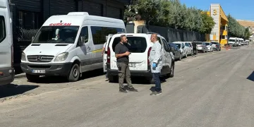 57 suç kaydı olan şahıs ve yanındakiler ellerinde silahla sokağa çıkıp husumetlilerini tehdit etti