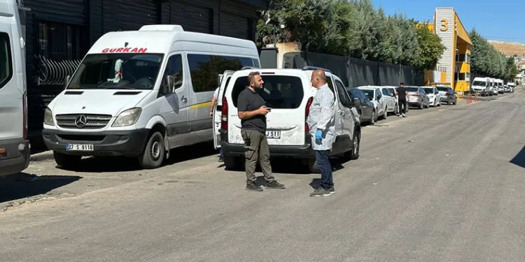57 suç kaydı olan şahıs ve yanındakiler ellerinde silahla sokağa çıkıp husumetlilerini tehdit etti