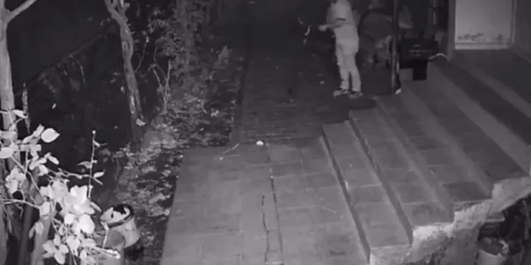 Batman’da bahçeye giren hırsız, 20 saniyede bisikleti sırtlayıp kaçtı