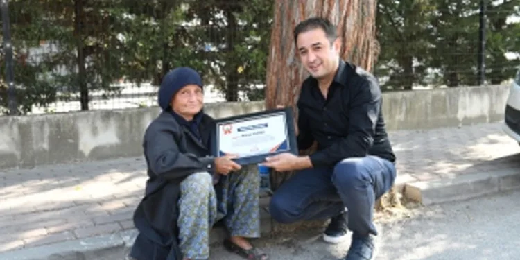 Nefise teyzeye teşekkür plaketi