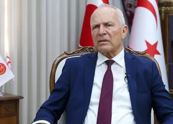 İngiltere Kıbrıs’a savaş gemileri ve denizaltılar gönderiyor