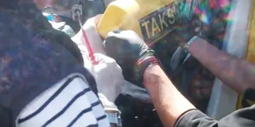 Taksi tepe lambası içine gizlenmiş uyuşturucu bulundu