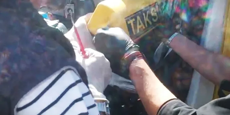 Taksi tepe lambası içine gizlenmiş uyuşturucu bulundu