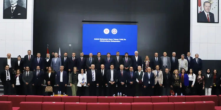 Adalet Bakanı Yılmaz Tunç, Atatürk Üniversitesinde akademisyenlerle buluştu