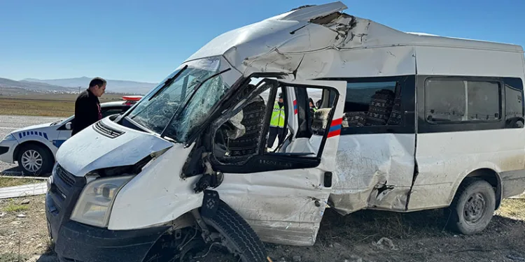 Kontrolsüz yola çıkan minibüs TIR’la çapıştı: 3 yaralı