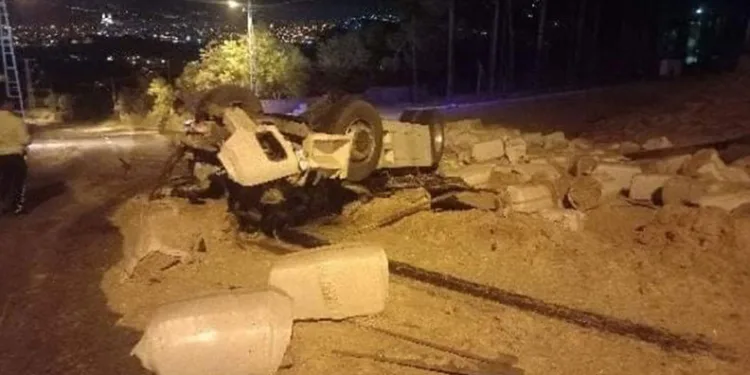 Saman yüklü tır kaza yaptıktan sonra yandı